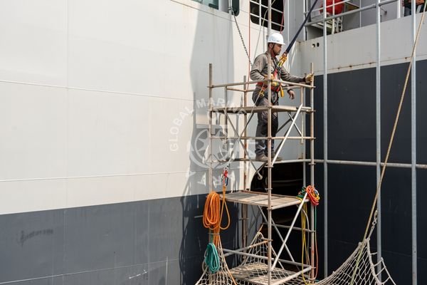 Peralatan Safety untuk Bekerja di Ketinggian: Panduan Lengkap untuk Industri Maritim Indonesia